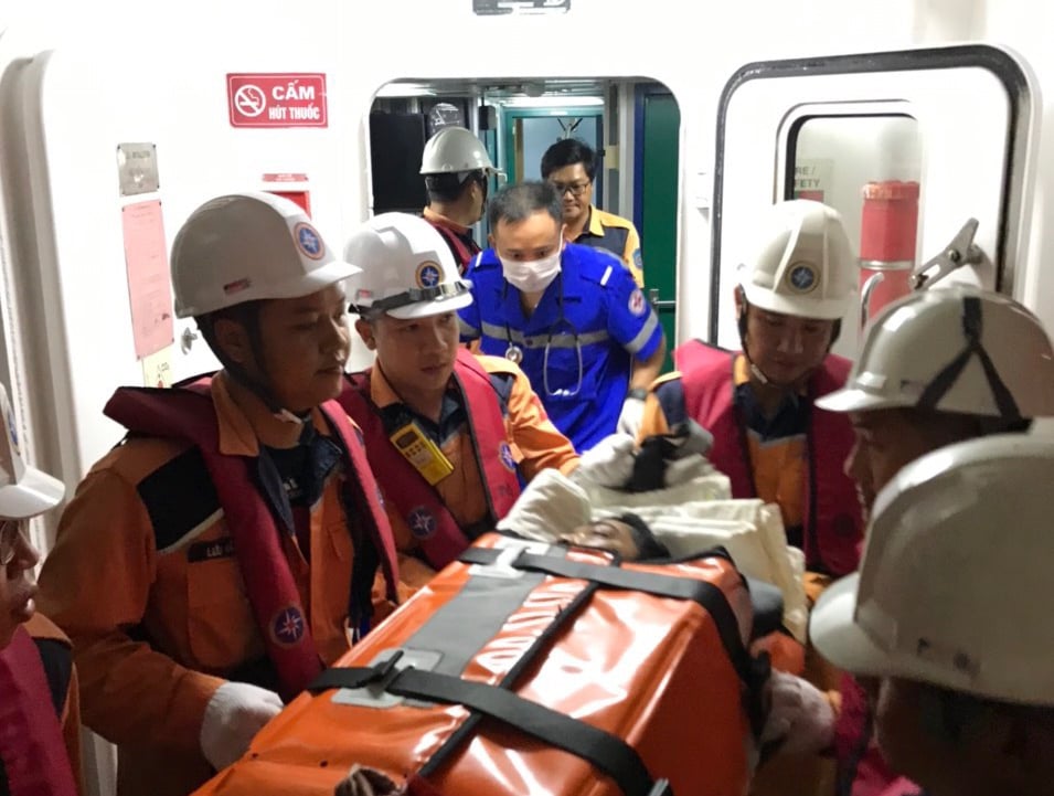 Bộ Giao thông vận tải, Cục hàng hải Việt Nam Trung tâm đã điều động tàu tìm kiếm cứu nạn chuyên dùng SAR 273 thường trực tại Nha Trang kịp thời lên đường thực hiện nhiệm vụ