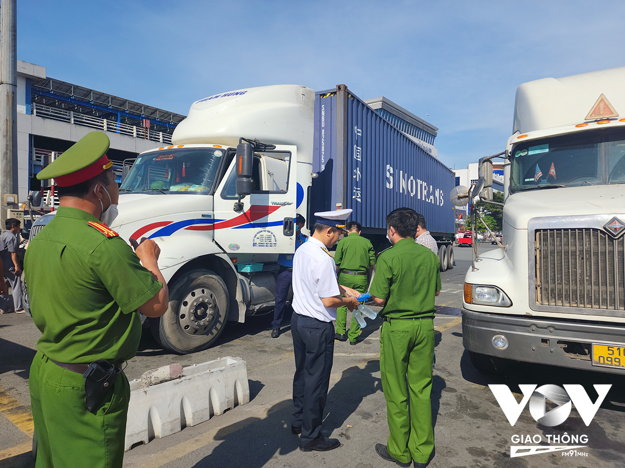 CSGT Đội Cát Lái phối hợp lực lượng Công an TP.Thủ Đức, Tân Cảng Sài Gòn kiểm tra cồn, ma túy, chất kích thích đối với các tài xế lái xe container tại  khu vực cảng Cát Lái (Ảnh 2)