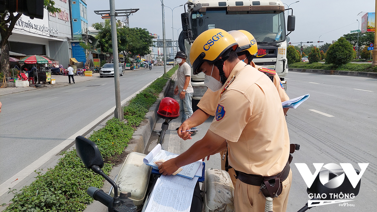CSGT Đội Nam Sài Gòn kiểm tra xử lý xe container vi phạm TTATGT trên tuyến đường Nguyễn Văn Linh thuộc địa bàn quận 7, TP.HCM