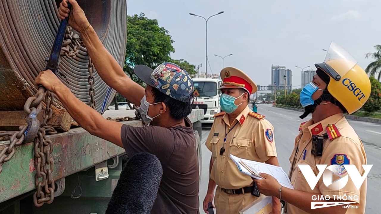 CSGT Đội Nam Sài Gòn kiểm tra xử lý xe container vi phạm TTATGT trên tuyến đường Nguyễn Văn Linh thuộc địa bàn quận 7, TP.HCM (Anh 2)