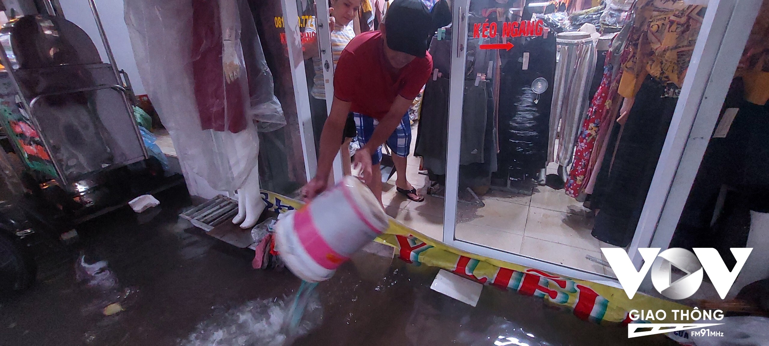 Cửa hàng thời trang ở đường Lê Đại Hành - Phường 1 bị nước tràn vào nhà.