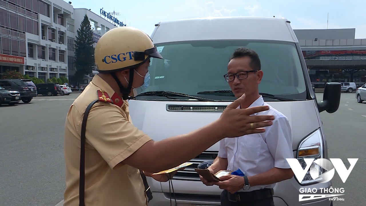 Đội CSGT Tân Sơn  Nhất phối hợp lực lượng CSGT Công an quận Tân Bình, Thanh tra giao thông kiểm tra   xe ô tô kinh doanh vận tải hành khách tại khu vực sân bay Tân Sơn Nhất ( Ảnh 3)