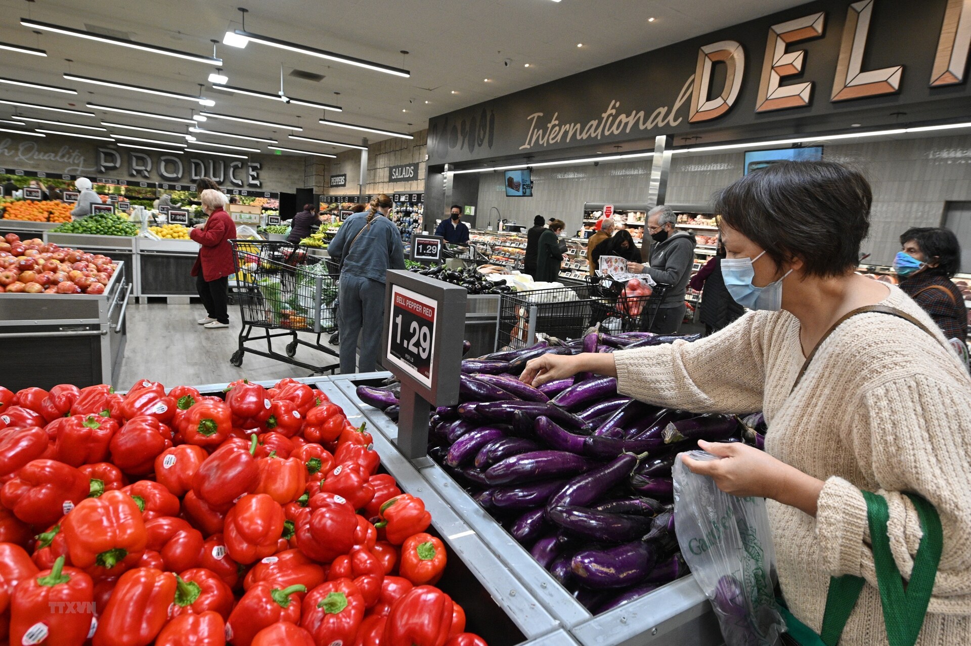 Người dân mua thực phẩm trong siêu thị tại Glendale, California, Mỹ, ngày 12/1/2022. (Ảnh: AFP/TTXVN)