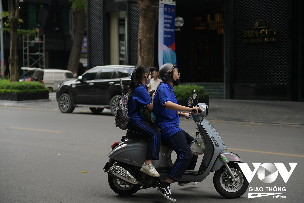 Không khó để bắt gặp học sinh đến trường bằng xe gắn máy, xe điện không đội mũ bảo hiểm.