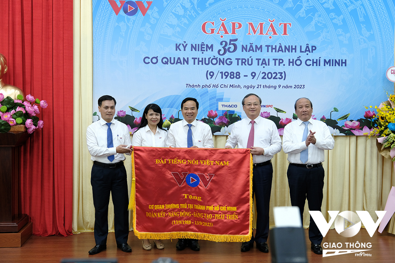Tổng Giám đốc Đài tiếng nói Việt Nam Đỗ Tiến Sỹ khen thưởng cho các tập thể và cá nhân tại cơ quan thường trú tại TPHCM.