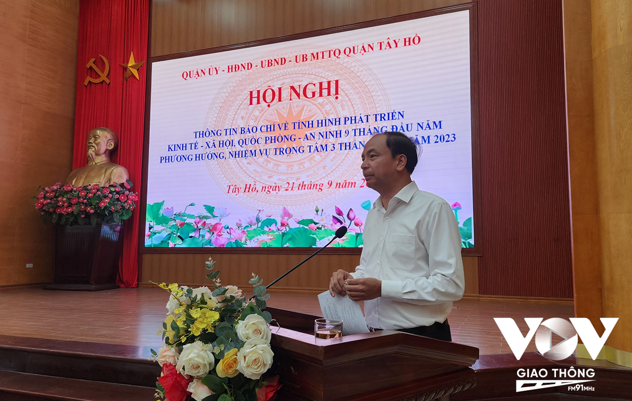 Ông Nguyễn Đình Khuyến, Phó bí thư, Chủ tịch UBND quận Tây Hồ trả lời câu hỏi báo chí về các vấn đề nóng trên địa bàn