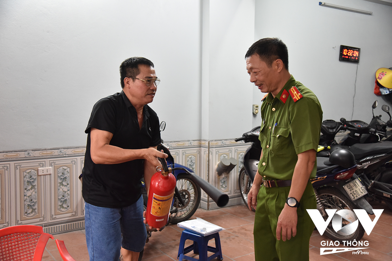 Thượng tá Đỗ Anh Quyến - Phó trưởng Công an quận Bắc Từ Liêm (Hà Nội) trực tiếp tuyên truyền các biện pháp đảm bảo an toàn PCCC&CNCH đến từng hộ dân