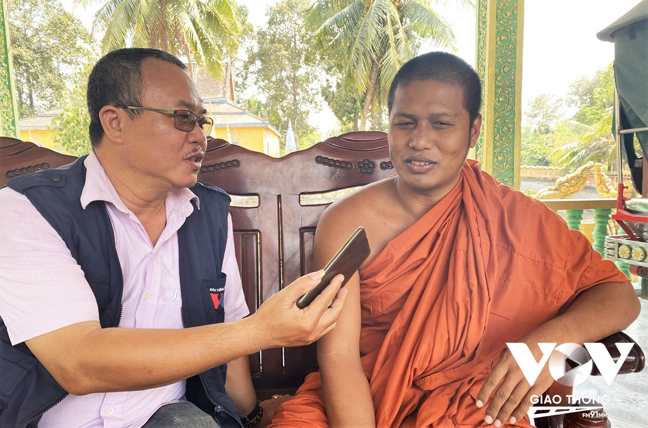 Phóng viên Phan Ánh - Cơ quan thường trú khu vực ĐBSCL tác nghiệp, tuyên truyền chủ trương, chính sách của Đảng và Nhà nước đến tập thể đồng bào Khmer tại An Giang.