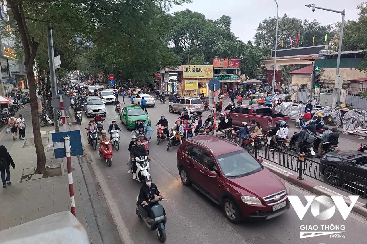 Các phương tiện trên đường Chùa Bộc (hướng Tây Sơn đi Phạm Ngọc Thạch) bị cấm rẽ trái vào Học viện Ngân hàng