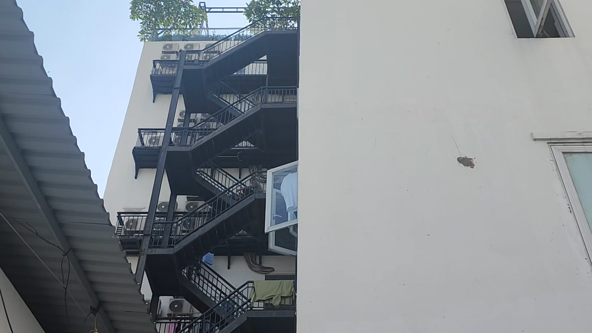 Cầu thang thoát hiểm ngoài trời của tòa nhà cho thuê trên đường Lê Văn Lương