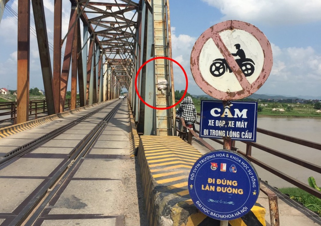 Khu vực cầu đường sắt Cẩm Lý cấm xe máy, xe đạp đi vào