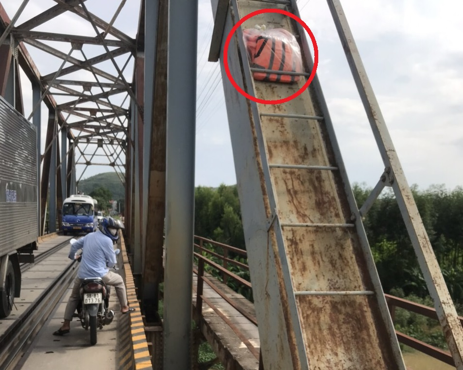 Công ty CP Đường sắt Hà Lạng thường xuyên bố trí sẵn áo phao trên cầu để sẵn sàng ứng cứu trong trường hợp khẩn cấp