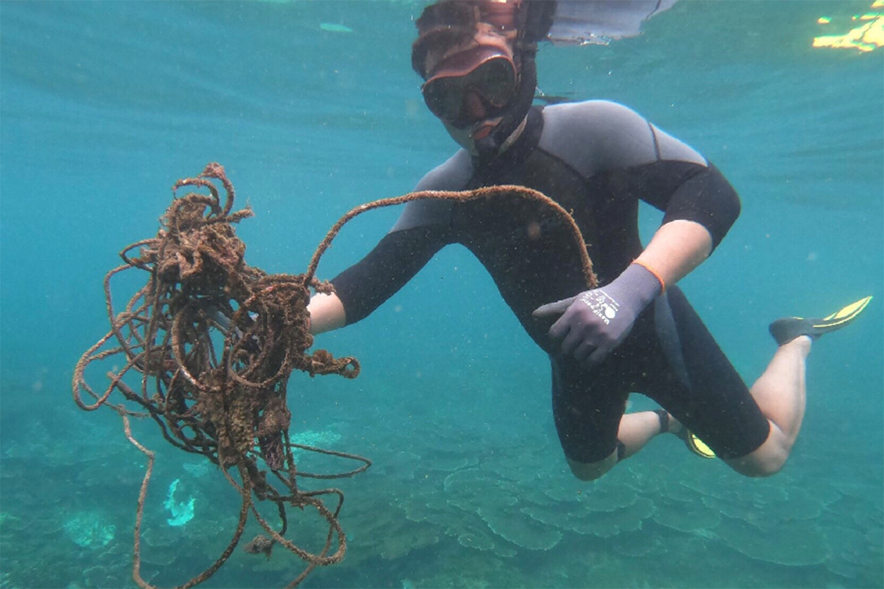 Anh Đào Đặng Công Trung lặn biển, nhặt rác thải dưới biển