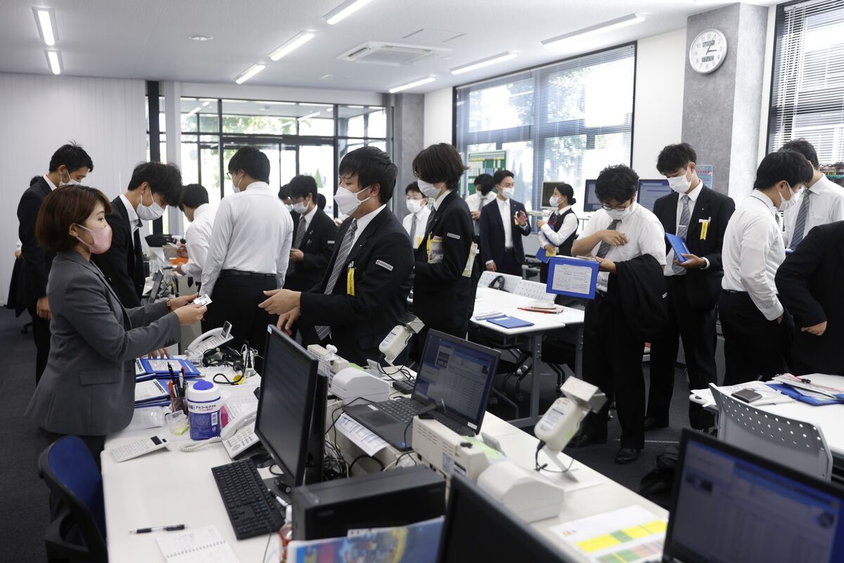 Nihon Kotsu, hãng taxi lớn nhất Tokyo, bắt đầu tuyển dụng sinh viên mới tốt nghiệp vào năm 2012. Ảnh: Kiyoshi Ota/Bloomberg