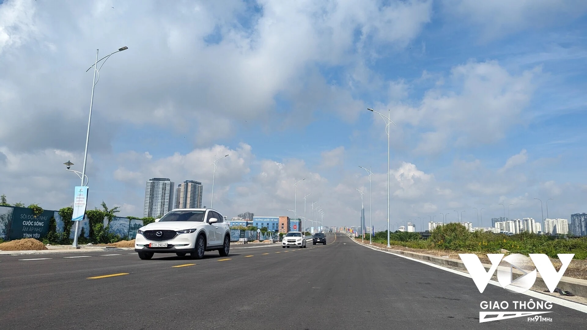 Những chiếc xe đầu tiên lưu thông trên đường song hành cao tốc TP.HCM - Long Thành - Dầu Giây vừa thông xe.