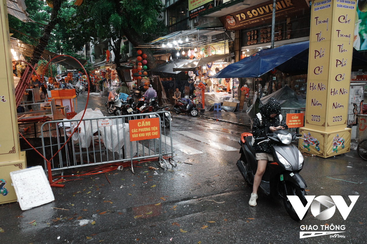 Cơn mưa lớn kéo dài từ đêm hôm trước tới tận chiều ngày 28/9, tức ngày 14 tháng 8 âm lịch, khiến con phố Hàng Mã vốn là địa điểm thu hút nhiều người tới đây vui chơi dịp trung thu trở nên vắng lặng