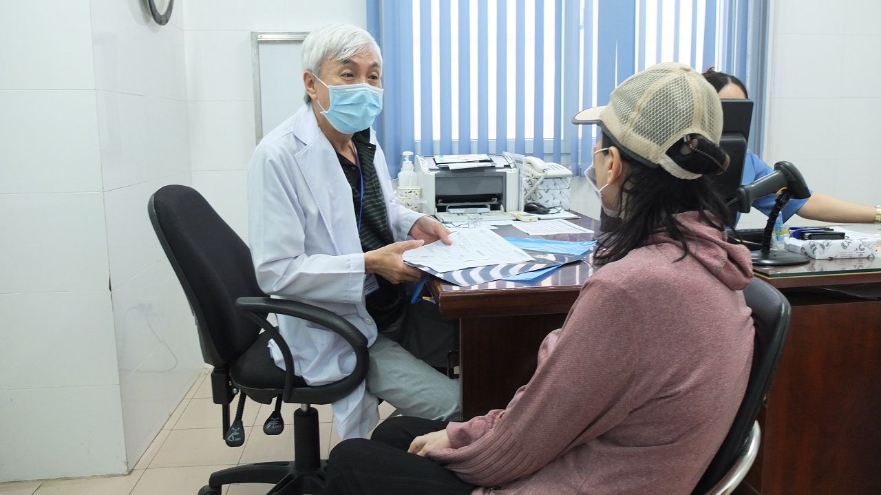 PGS Nguyễn Tuấn Vinh thăm hỏi bệnh nhân sau những lần tái khám