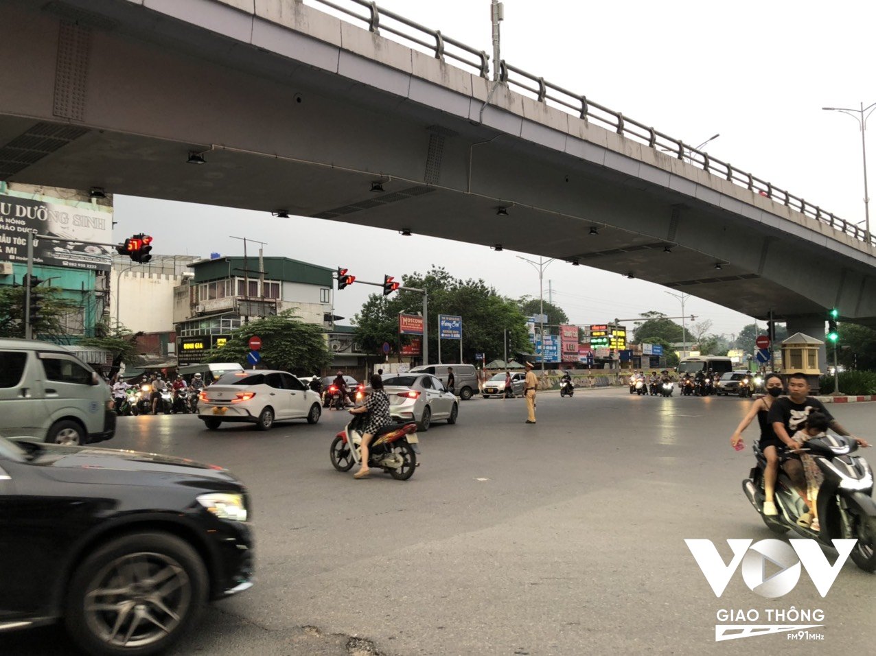 Một số tuyến đường quanh Tây Hồ, lượng phương tiện đông, di chuyển chậm (Ảnh: Nguyễn Minh)