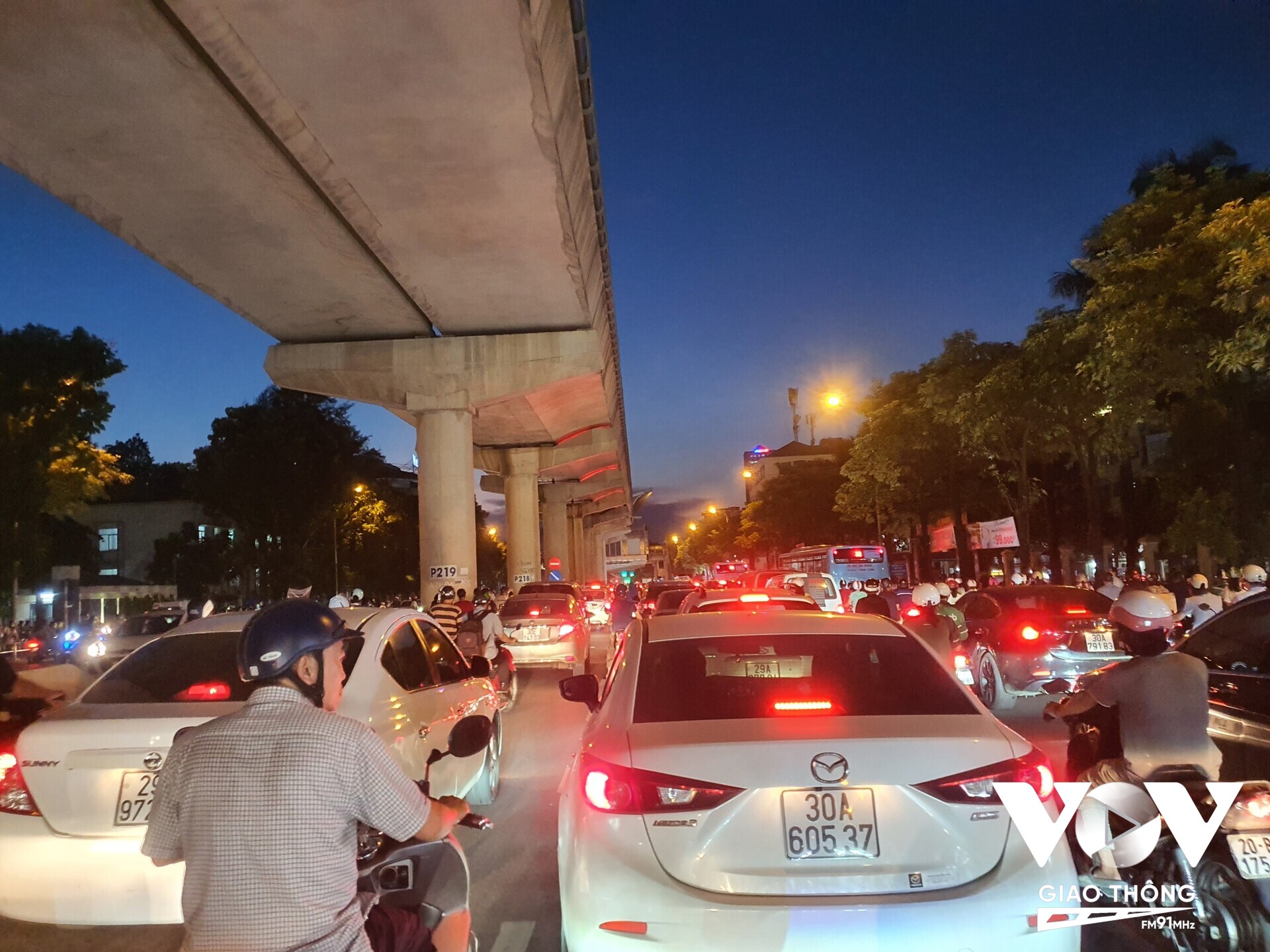 Nhìn chung giao thông đông đúc tập trung chủ yếu tại các điểm giao cắt trên các đường như: Hoàng Quốc Việt, Cầu Giấy, Phạm Văn Đồng (Ảnh: Lê Hưng)