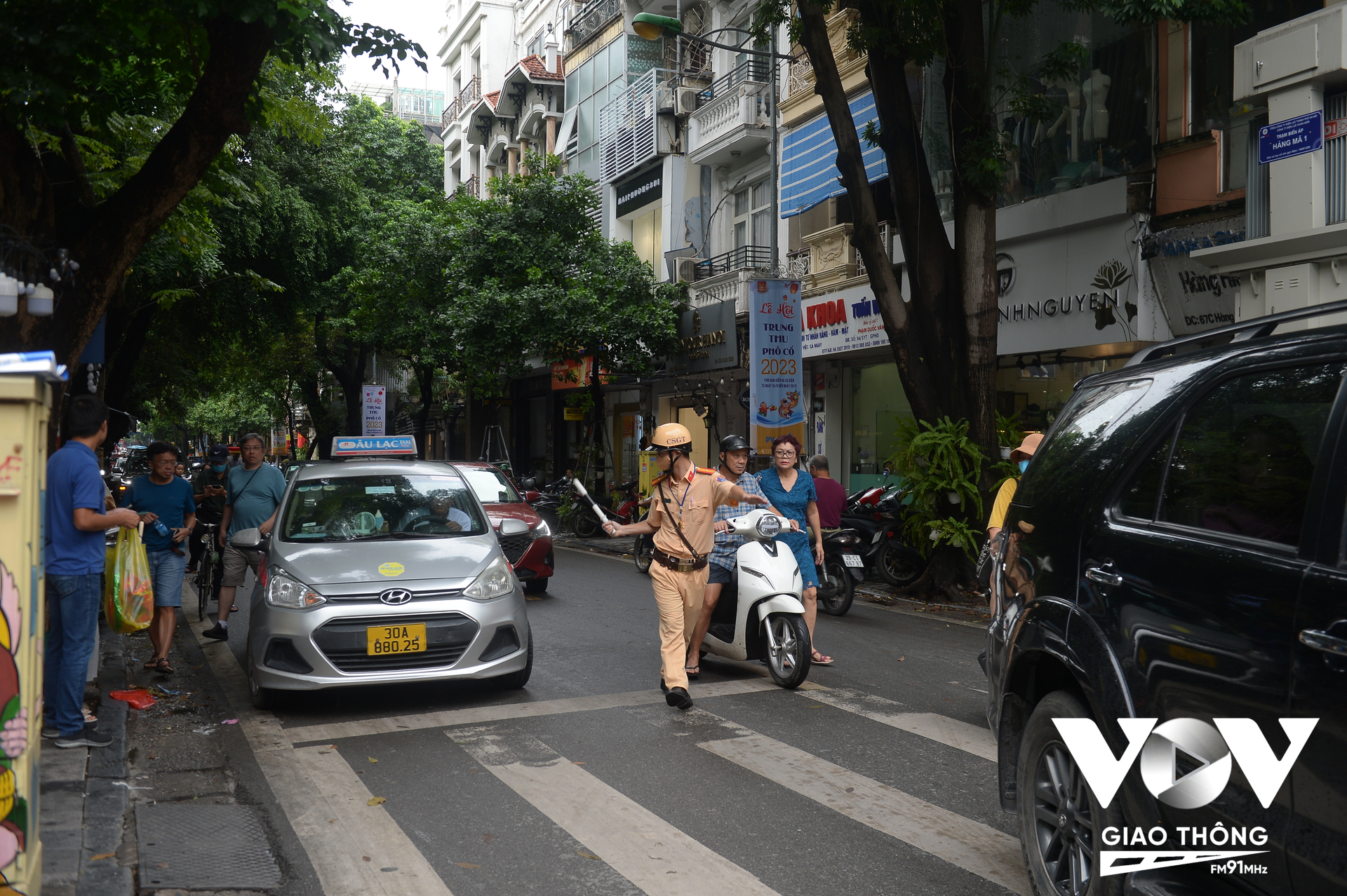 Công tác phân luồng cũng được lực lượng chức năng quận Hoàn Kiếm, Hà Nội triển khai để tránh ùn tắc giao thông trong suốt quá trình diễn ra các hoạt động dịp Trung thu.