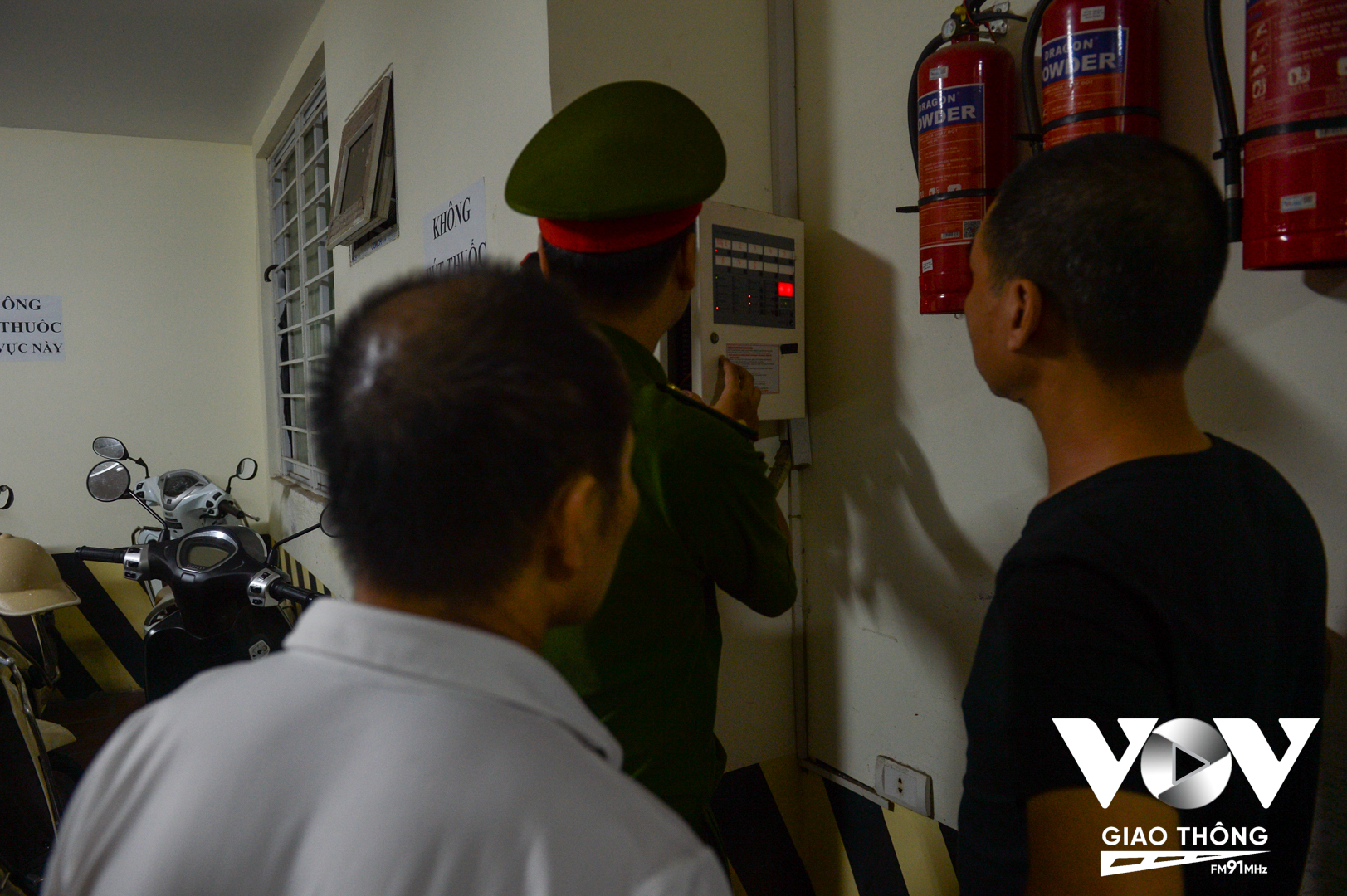 Trong quá trình kiểm tra, rà soát lực lượng cảnh sát PCCC&CNCH quận Ba Đình cũng phối hợp với tổ liên ngành hướng dẫn cơ sở khắc phục ngay những tồn tại.