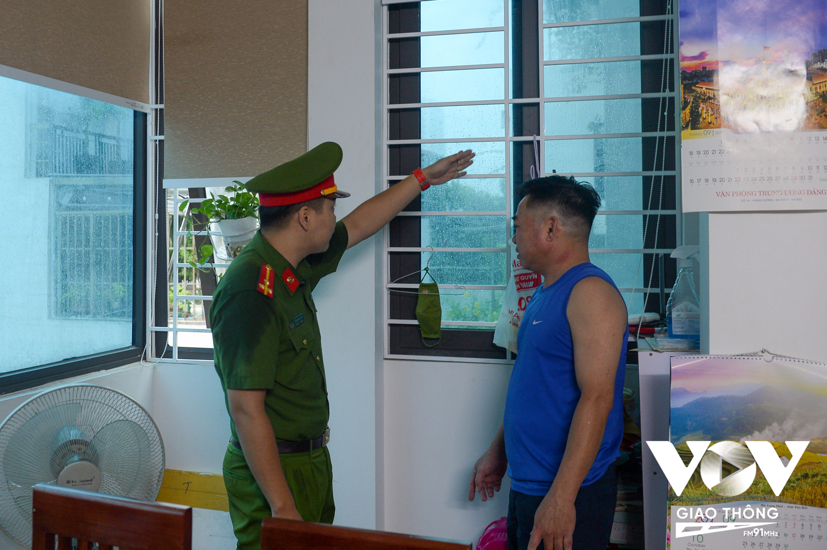 Cán bộ Đội Cảnh sát PCCC & CNCH - Công an quận Ba Đình, Hà Nội hướng dẫn ông Nguyễn Xuân Thông nên bố trí thêm lối thoát nạn.
