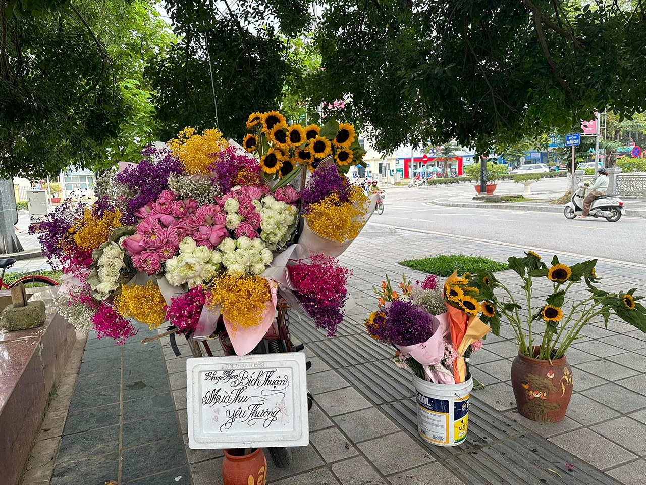TP. Điện Biên Phủ cũng có những chiếc xe máy, xe đạp 'chở mùa thu' với tràn ngập sắc hoa