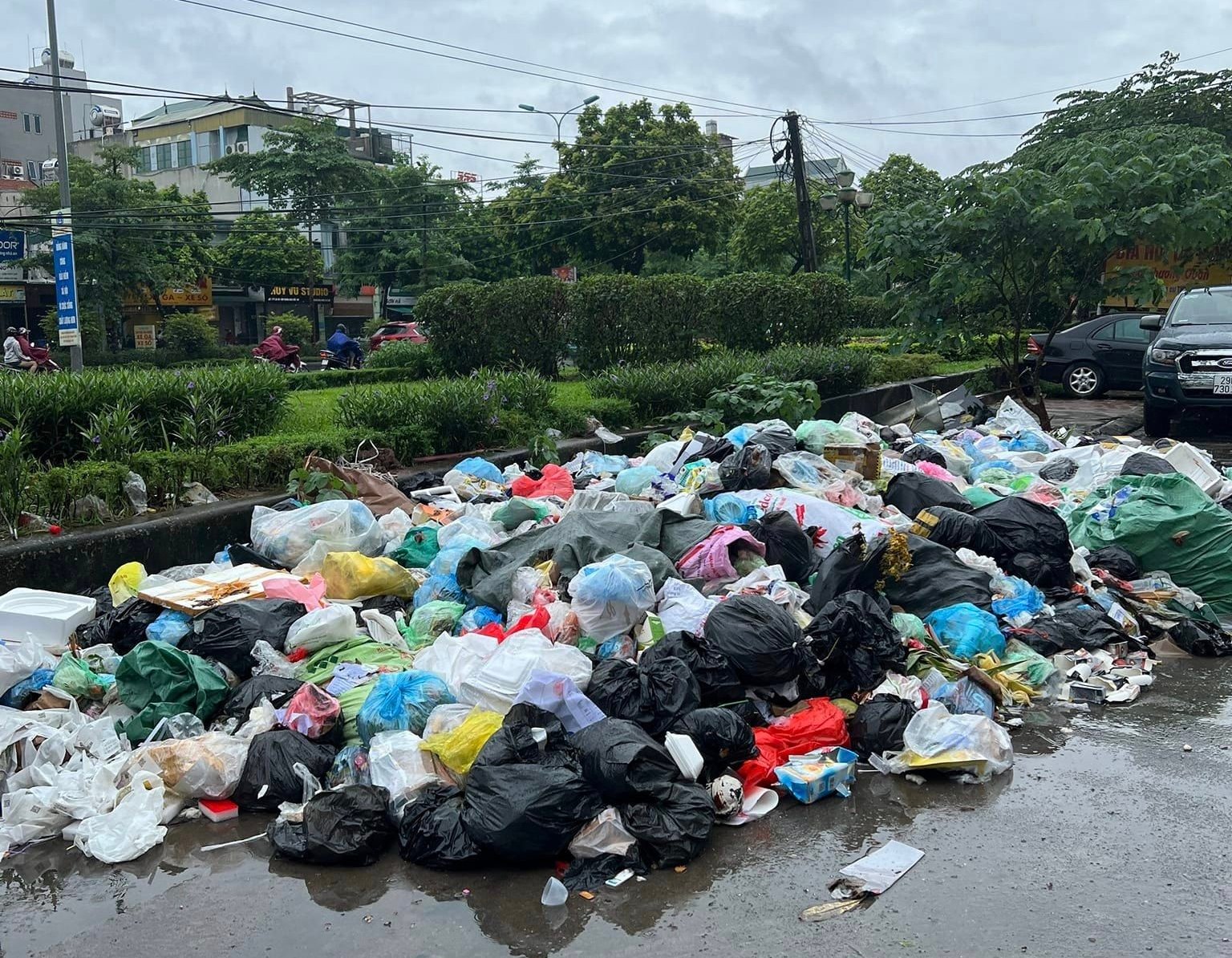 Bãi rác tự phát gần chung cư THT New City