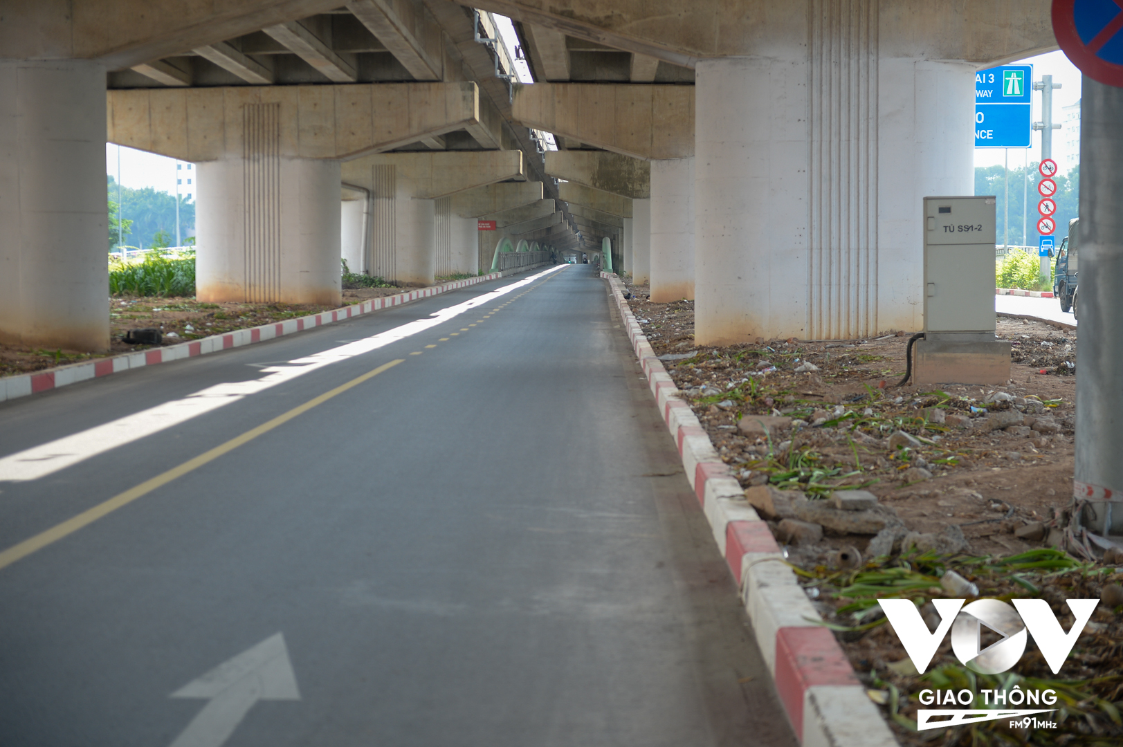 Sau buổi ra quân xử lý, đã không còn tình trạng xe ô tô đỗ trên cầu vòm sắt vượt hồ Linh Đàm, Hà Nội.