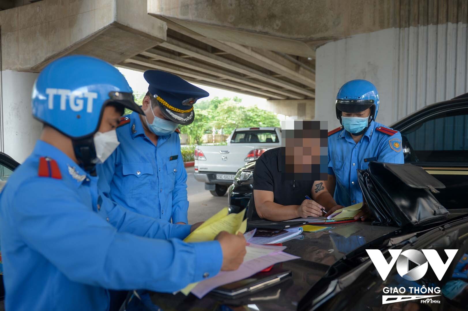 Lực lượng chức năng lập biên bản xử lý hành chính đối với anh V.D.C ở Chung cư VP6 Linh Đàm, Quận Hoàng Mai, Hà Nội.
