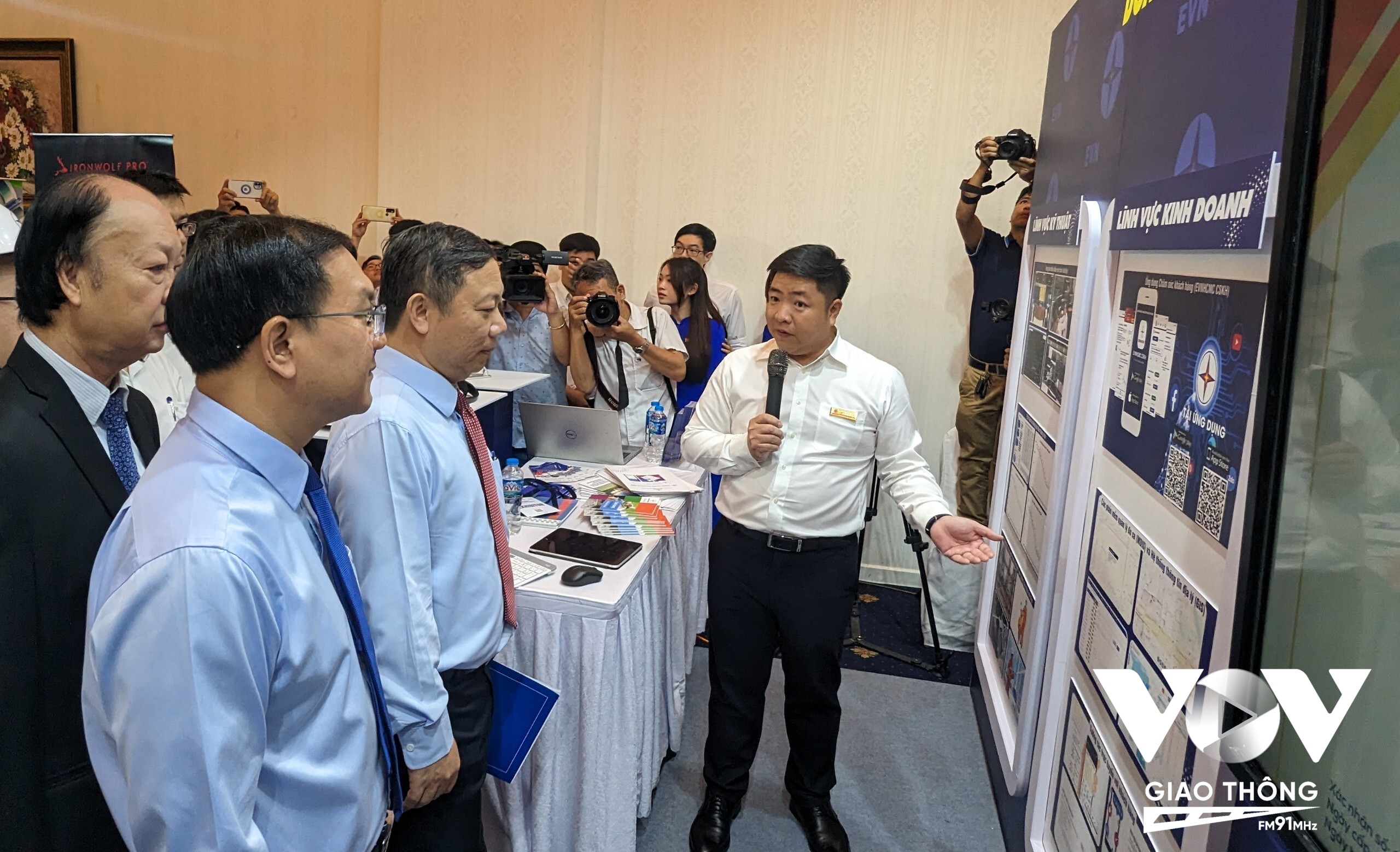 Ông Luân Quốc Hưng - Phó Tổng giám đốc Tổng công ty điện lực TPHCM trình bày các thành tựu chuyển đổi số của đơn vị với lãnh đạo UBND TPHCM và các khách mời.