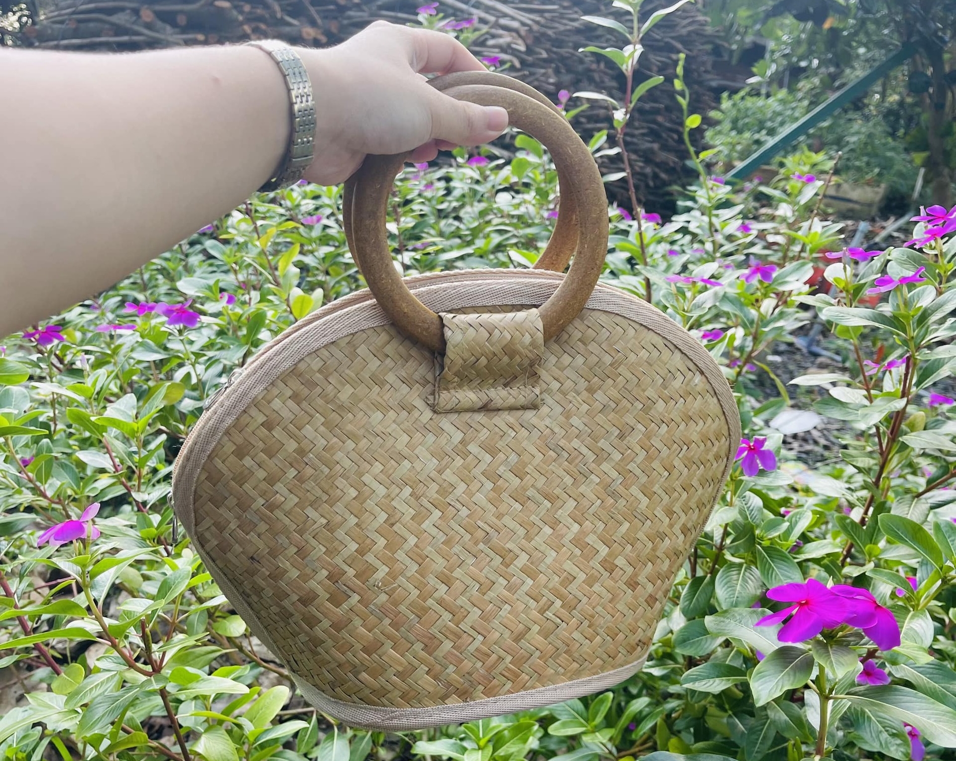Túi xách làm từ cỏ bàng