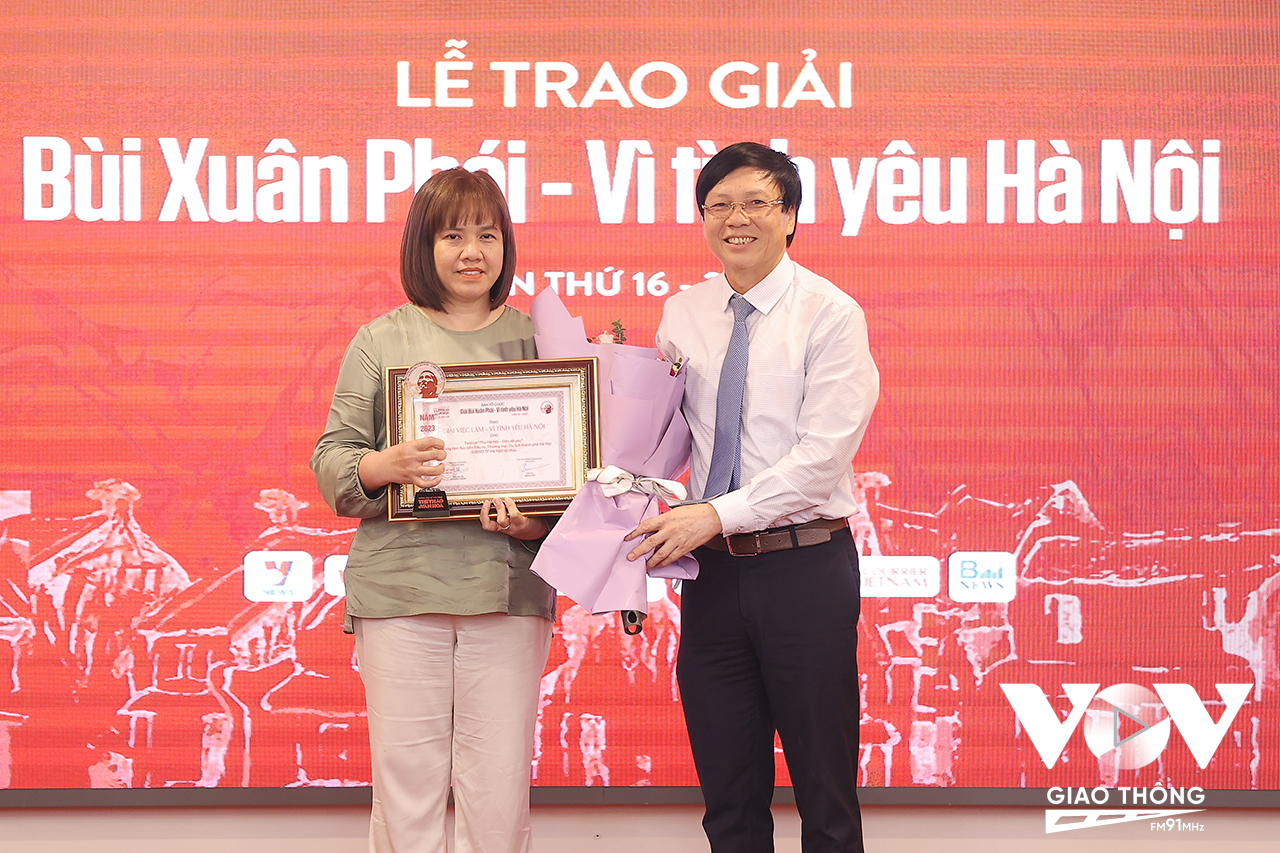 Giải Việc làm - Vì tình yêu Hà Nội được trao cho Festival “Thu Hà Nội - Đến để yêu” do Trung tâm Xúc tiến Đầu tư, Thương mại và Du lịch thành phố Hà Nội (UBND TP Hà Nội) tổ chức