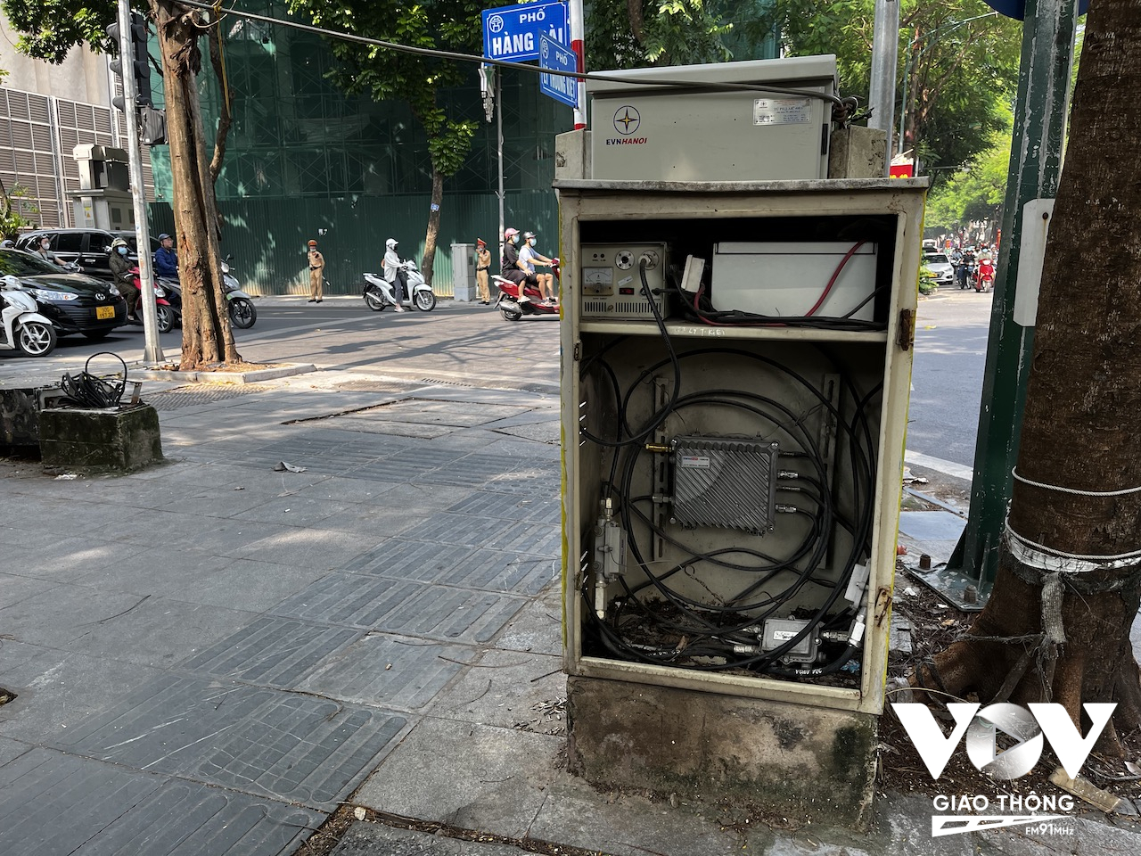 Một trạm điện trên phố Hàng Bài bị mất cửa lộ dây điện và các bộ phận bên trong, rất nguy hiểm nếu trẻ nhỏ nghịch ngợm chạm phải nhưng không được thay thế, sửa chữa hay có bất kỳ cảnh báo nào