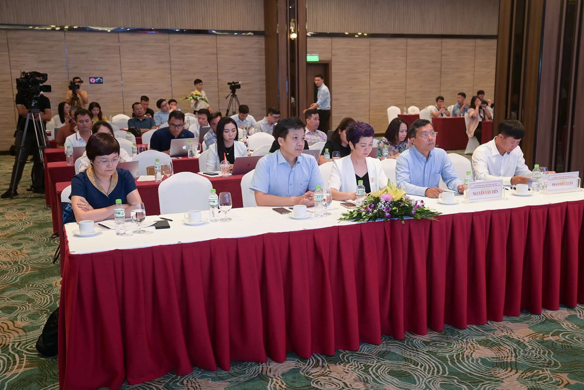 Các đại biểu tham dự họp báo về Hội nghị Bộ trưởng ASEAN về quản lý thiên tai tại thành phố Hạ Long, tỉnh Quảng Ninh