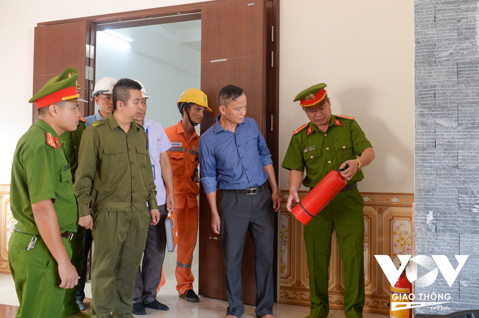 Lực lượng chức năng kiểm tra khu nhà cho thuê của ông Nguyễn Xuân Hiến xây 4 tầng 1 tum