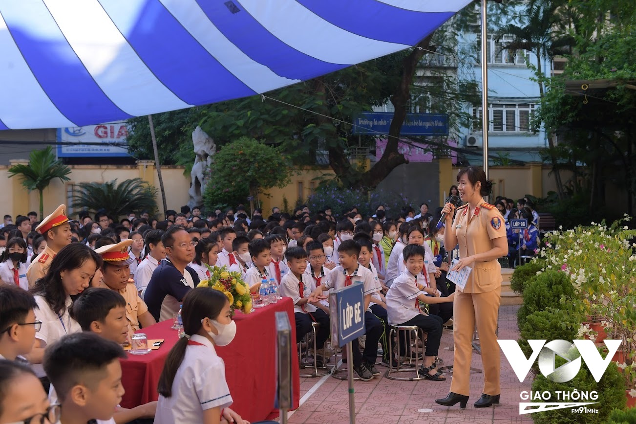 Nhiều câu hỏi, tình huống giao thông được các tuyên truyền viên đưa ra.