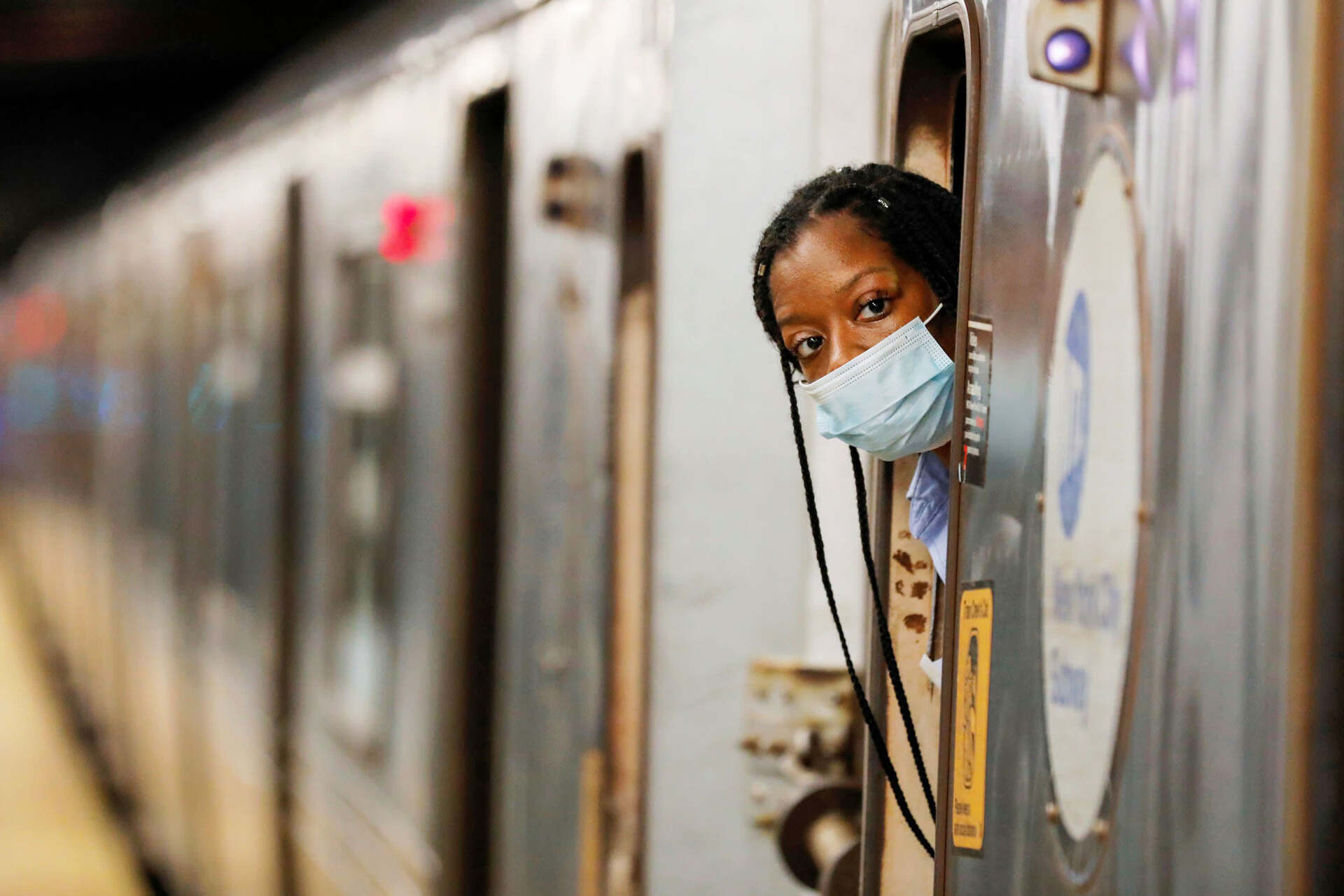 Lượng hành khách đi tàu điện ngầm New York giảm mạnh so với trước đây - Ảnh CNBC