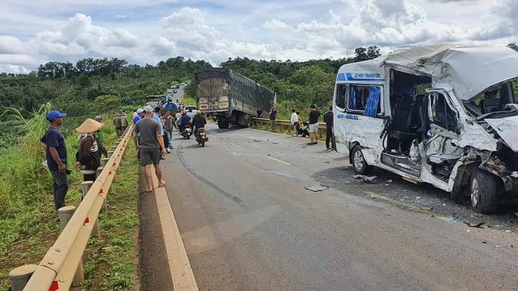 Hiện trường vụ xe khách và xe tải tông nhau khiến 13 người thương vong xảy ra hôm 8/10 tại ở Đắk Lắk - Ảnh Báo Tuổi trẻ