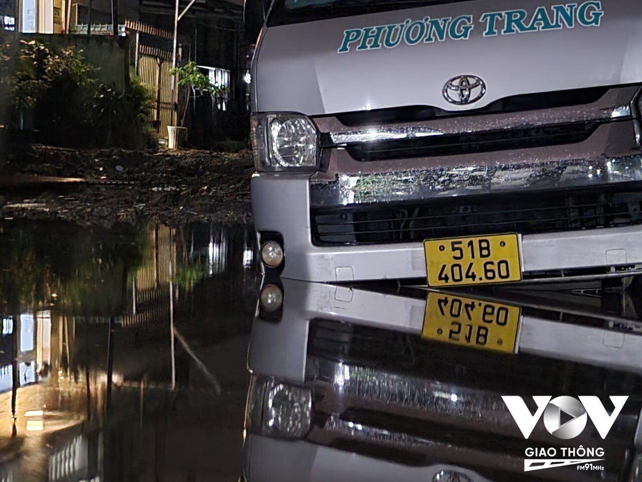 Một xe ô tô 10 chỗ bị sụp hố 'tử thần' trên đường Hoàng Quốc Việt