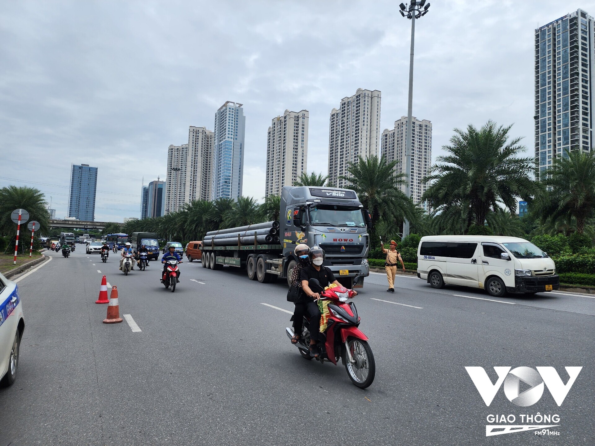 Tổ công tác thuộc Đội CSGT số 6 - PC08 HN ra hiệu lệnh dừng phương tiện xe đầu kéo để kiểm tra trên Đại lộ Thăng Long