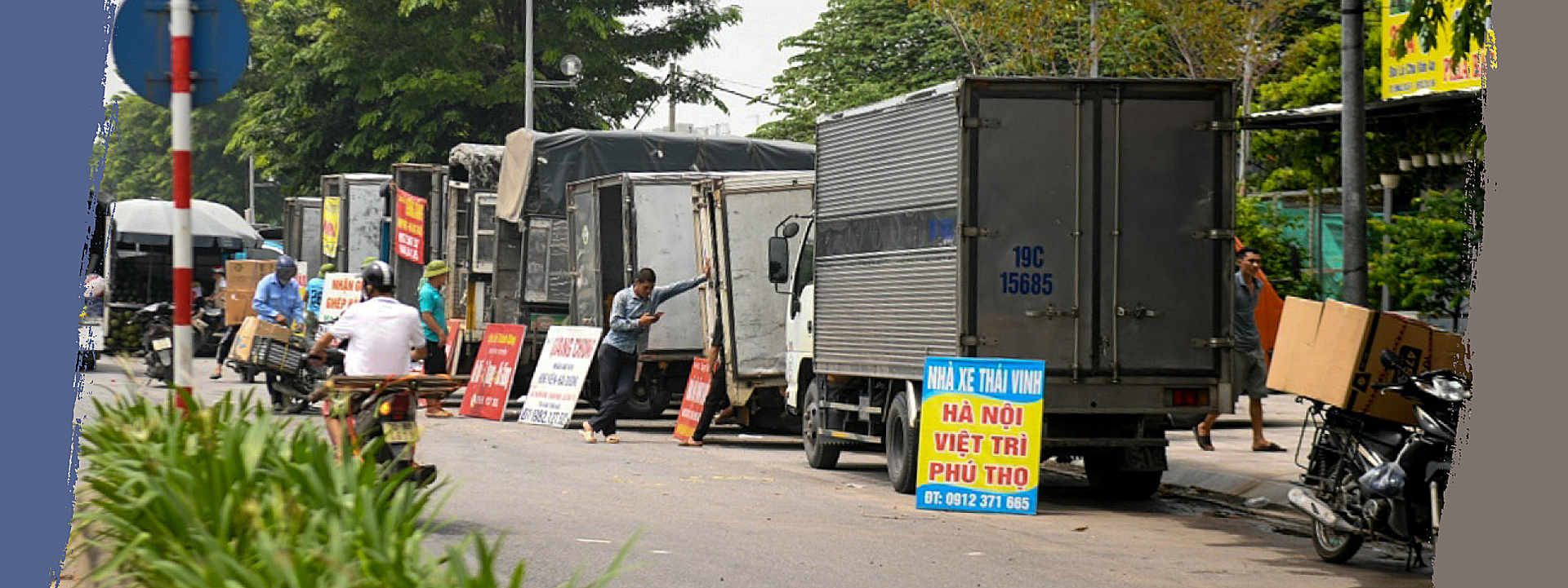 Hàng trăm tài xế xe tải cỡ nhỏ dọc vành đai 3 gần đại lộ Chu Văn An có chung mong muốn về một bến bãi trung chuyển chính thức để ổn định công việc.