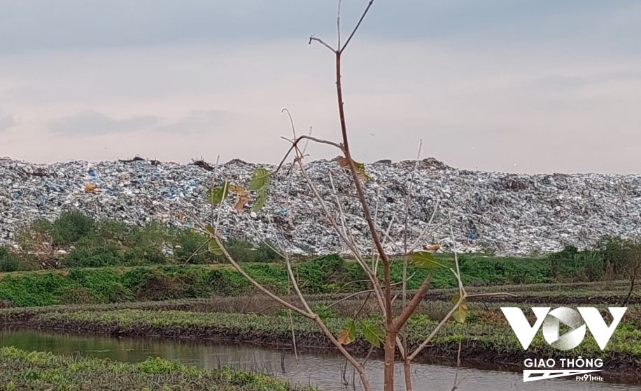 Bãi rác Tân Lập - Tiền Giang ngày càng phình to vì quá tải