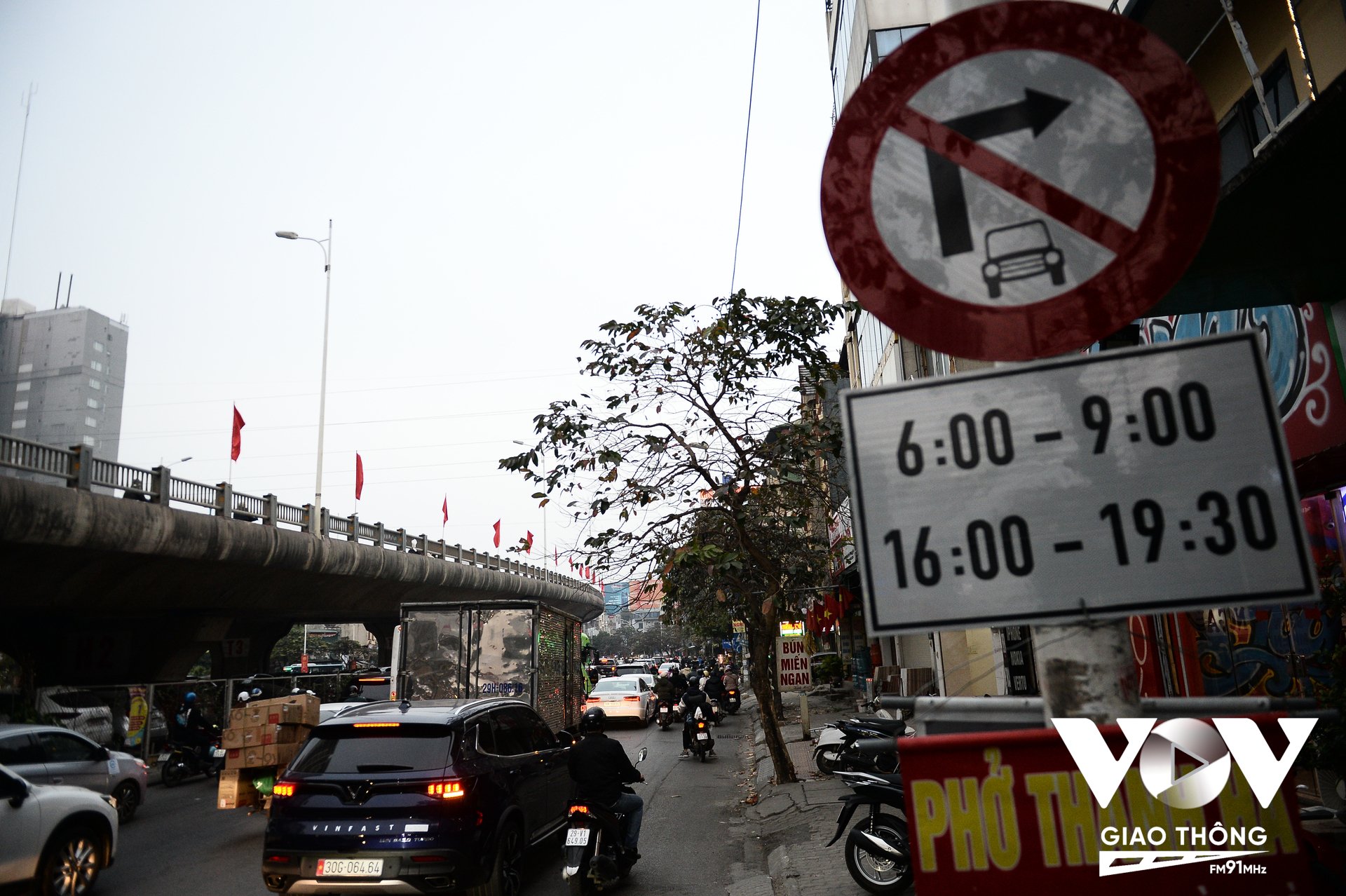 Mặc dù khu vực đầu ngõ 622 Minh Khai đã có biển cấm ô tô rẽ phải theo giờ, tuy nhiên vẫn xuất hiện tình trạng một số xe ô tô bất chấp biển báo rẽ vào ngõ này trong khung giờ cấm.
