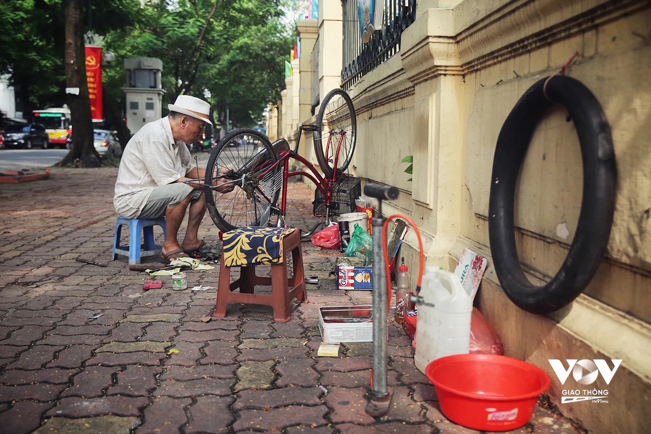 Số người trên 65 tuổi tại Việt Nam là khoảng 11,4 triệu, nhưng chỉ một phần ba trong số đó được hưởng lương hưu, trợ cấp xã hội hằng tháng. Do đó, việc làm cho người cao tuổi là vấn đề cấp bách trong bối cảnh già