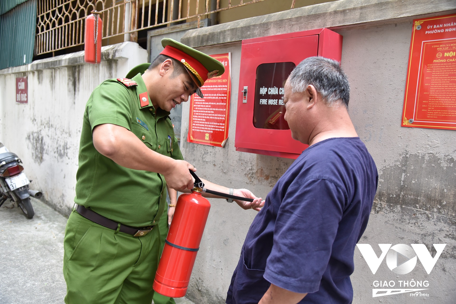 Trung tá Trương Tuấn Vinh – Phó đội trưởng Đội Cảnh sát PCCC&CNCH (Công an quận Cầu Giấy) hướng dẫn kỹ năng PCCC cho các hộ dân trên địa bàn