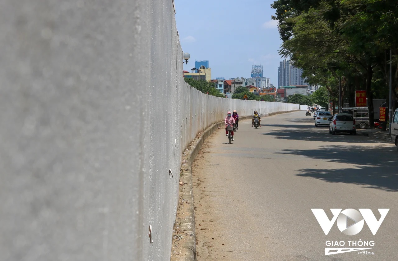 Bức tường rào chắn lối sang đường từ khu đô thị Định Công, muốn sang đường bên kia, người tham gia giao thông phải đi xa khoảng 2-3km để quay đầu xe