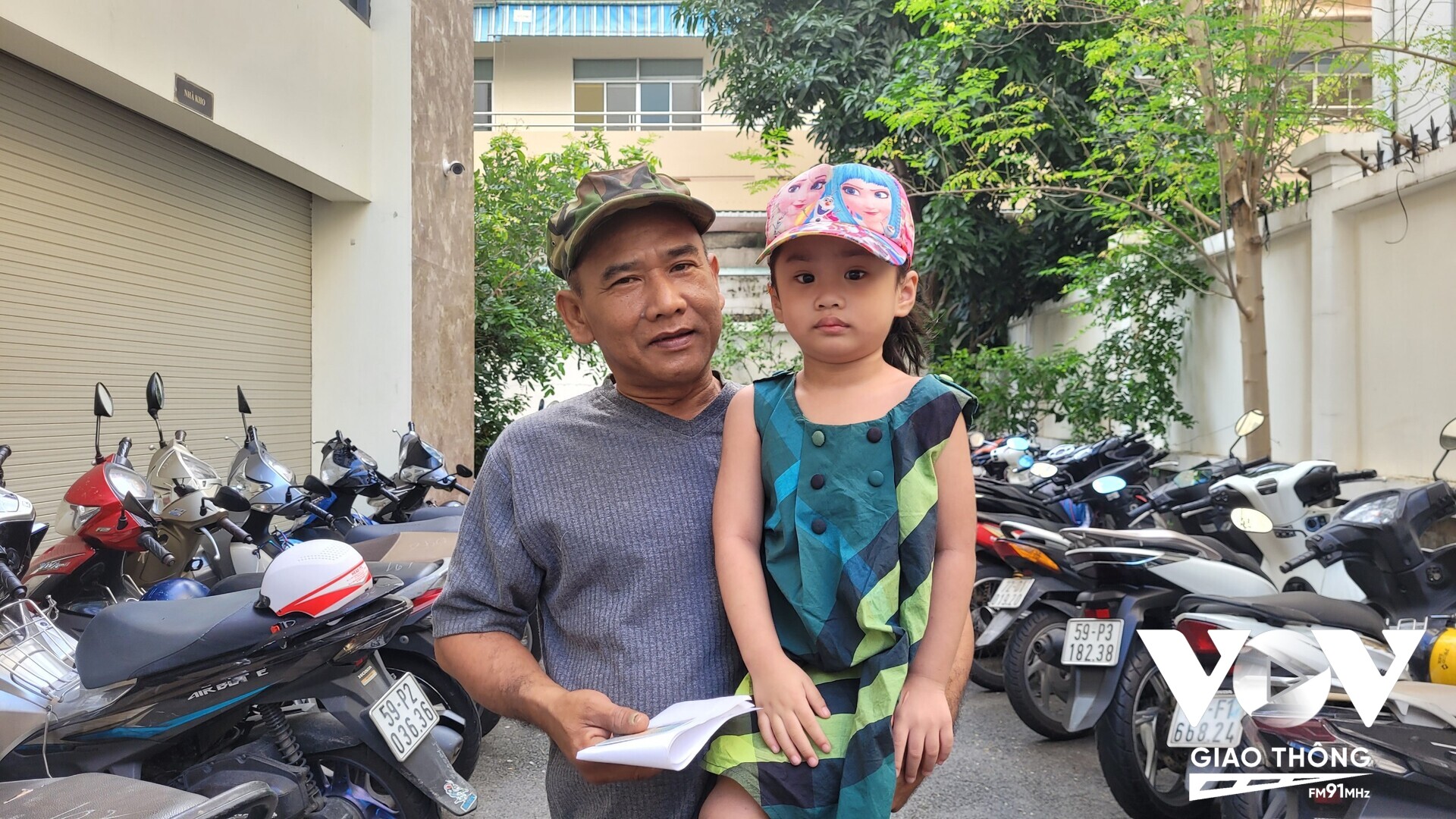 Anh Dương Văn Tâm ngụ tại phường 5, quận 5 và con gái. Hiện anh làm nghề phụ hồ, nuôi 6 đứa con.