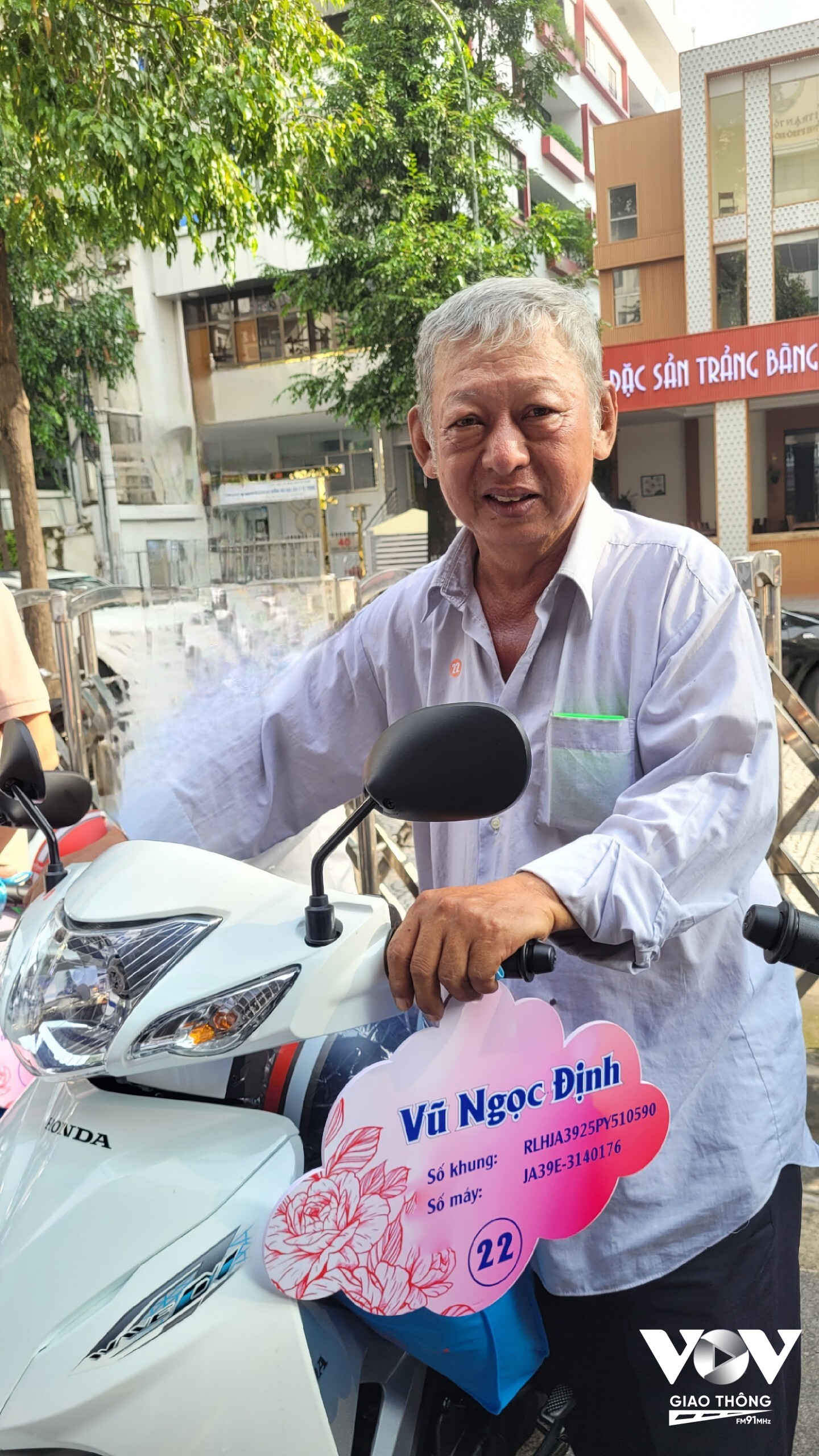 Niềm vui của ông Vũ Ngọc Định khi có chiếc xe máy mới. Ông chia sẻ, chiếc xe này giúp con ông đi học Đại học đỡ vất vả hơn.