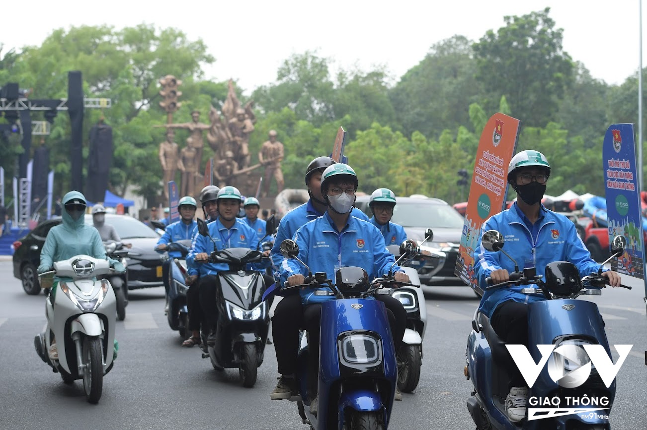 Đội hình tuyên truyền an toàn giao thông của Đoàn Thanh niên Hà Nội diễu hành qua nhiều tuyến phố